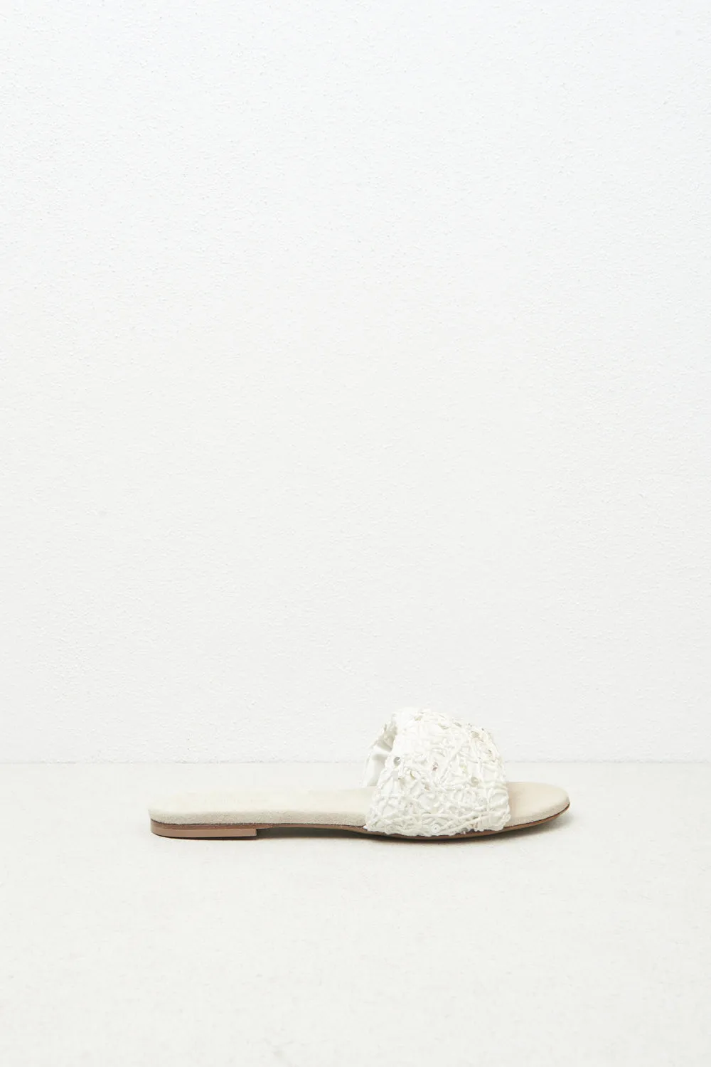 Embroidered flat slippers